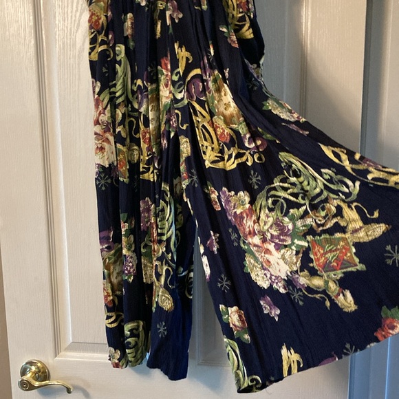 Culottes, elastic back waist, buttoned waistband, side pockets with matching top - Picture 2 of 4